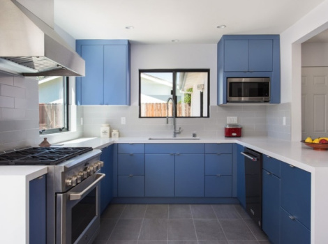 mavi dolaplar ile beyaz mutfak tezgahı